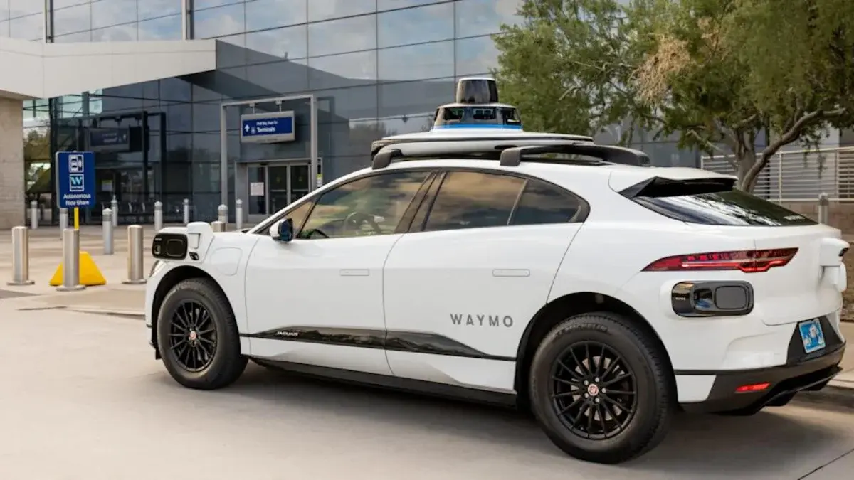 Waymo resumes robotaxi service