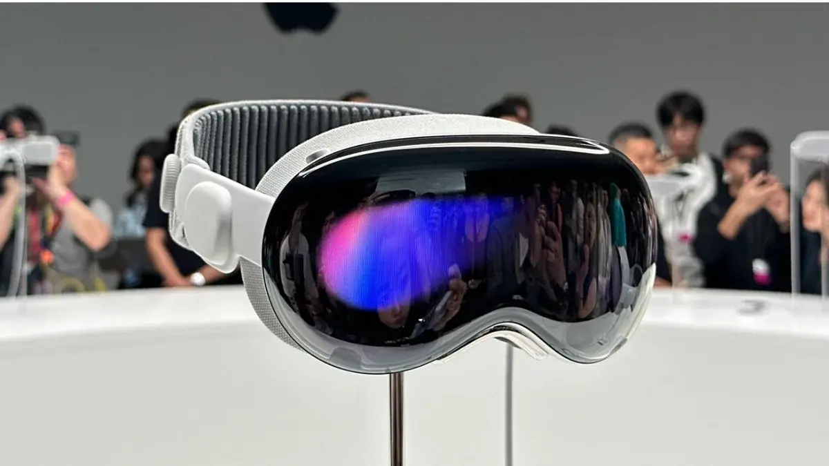Apple Pursues New Vision Pro Design as Competition With Meta Intensifies Apple Vision Pro new design